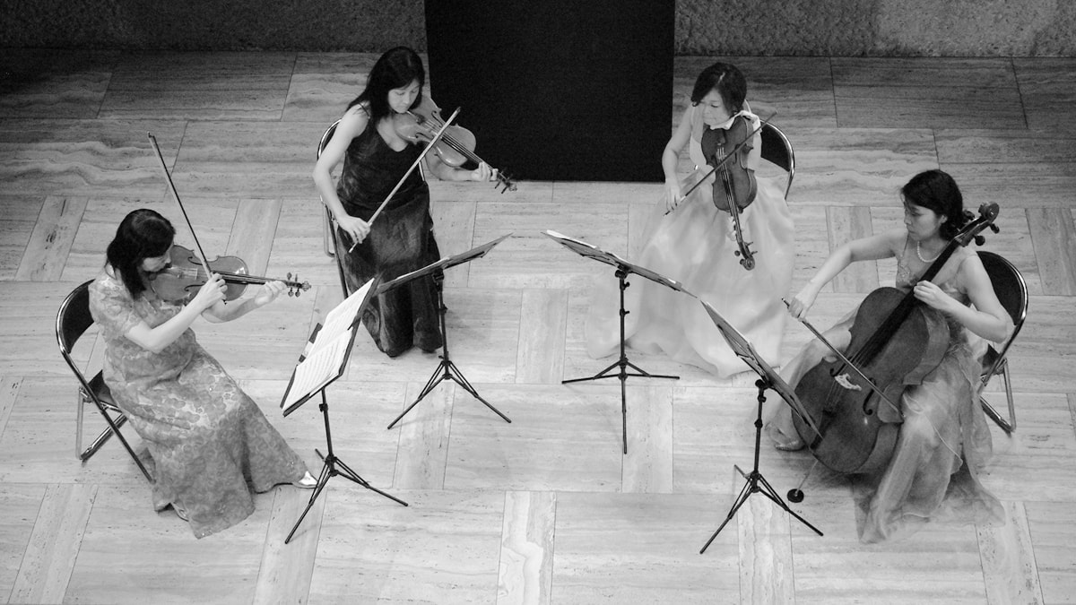 弦楽四重奏を演奏しているところ