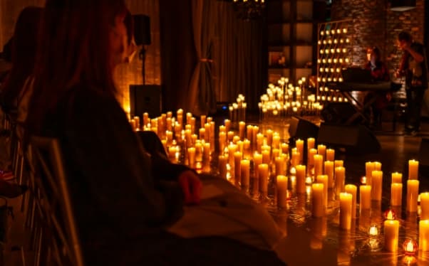 ヴァイオリンを弾く男性