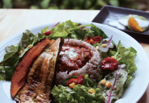 路地沿いの古民家に「ひやさいカレー」できました。